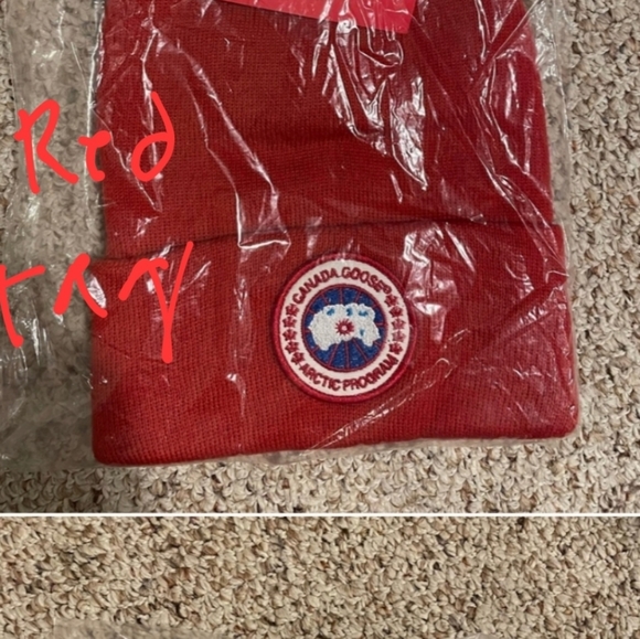 **BUYER BEWARE** Fake/ Counterfeit /Imitation Canada Goose hats & other apparel - Picture 4 of 12